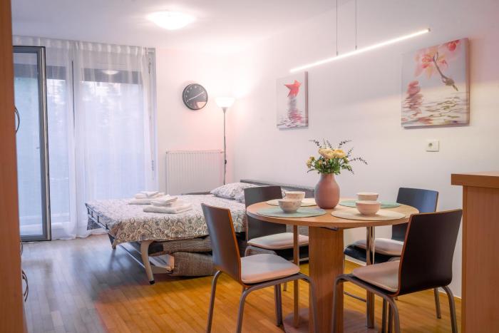 Family Apartment LEA-Sleeps 4, Free Parking