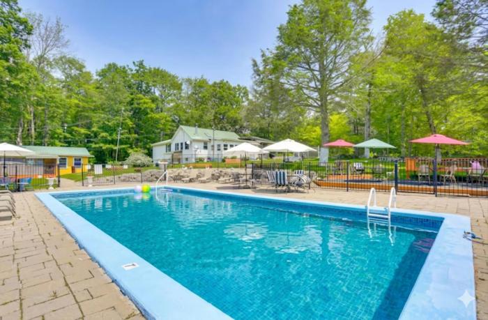 6 Mi to Bethel Woods: Cabin w Pool Access