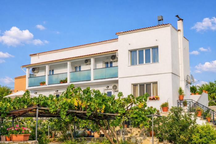 "The Veranda at Acharavi", Lakis Home - Bright and Spacious Apartment in the Centre of Acharavi, Walking Distance to the Beach