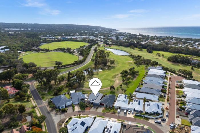 Golf Course Views & Short Walk to Town