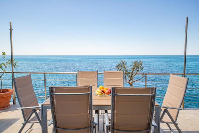 Perfect Seaview Two-bedroom Apartment Tramontana