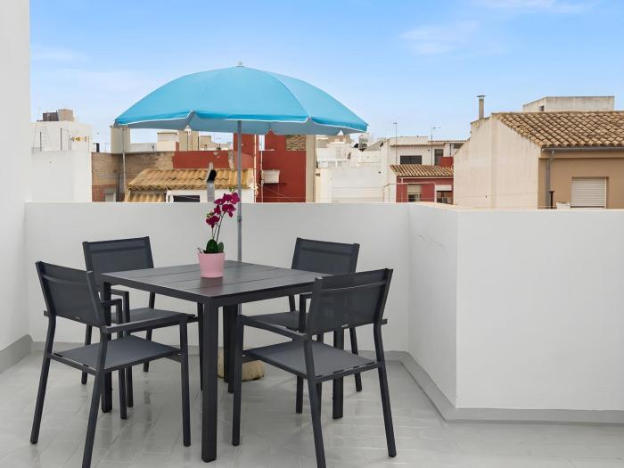 Apartamento con WiFi y terraza cerca del centro y la playa