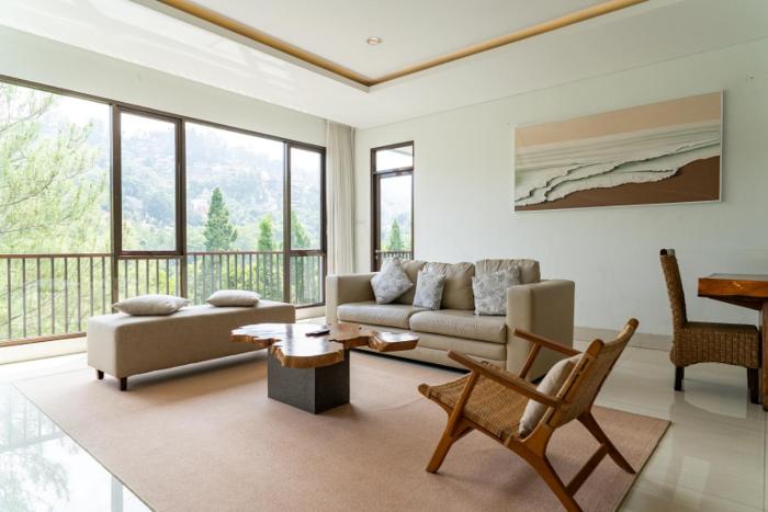 Magenta Hill View Villa 6 Bedrooms With a Private Swimming Pool and a Movie Room and a Billiard Table