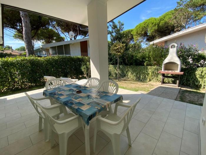 Charming villa fully loaded with fenced garden