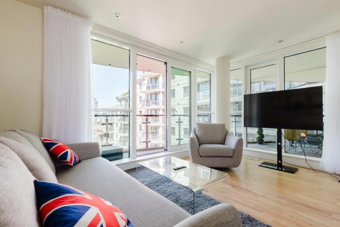 Central 1BDR Flat w River View Balcony in Vauxhall