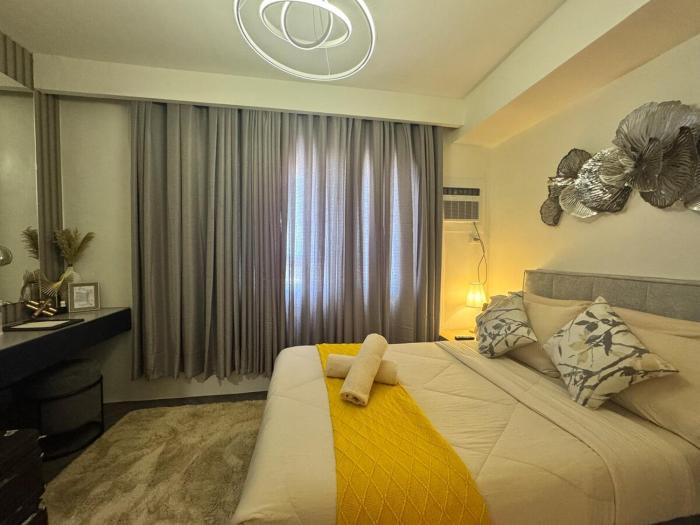 D Grey Pillows - 16th Floor One-Bedroom Condo Unit with Sea View