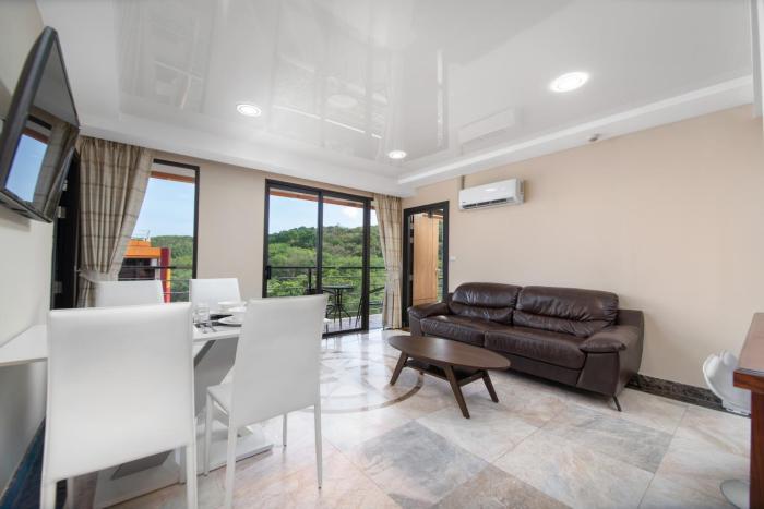 Spacious 2-BR apartment top floor, NaiHarn Beach
