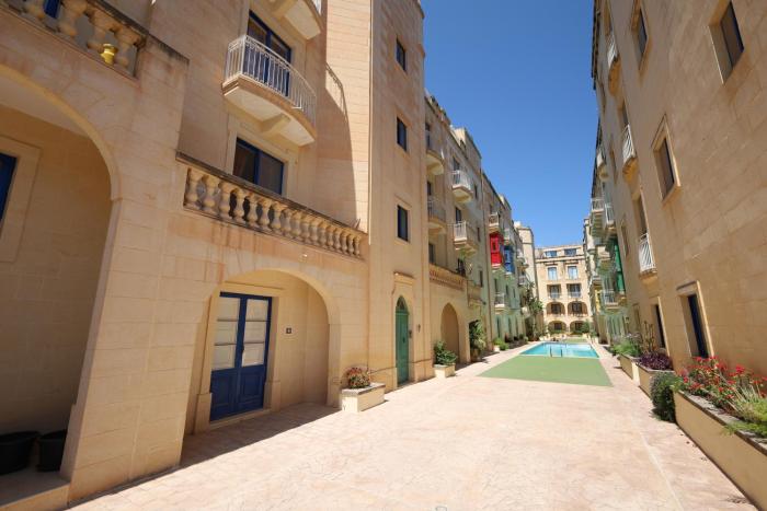 Cosy 2BR Apartment in Gozo with Pool Access & Balcony - Close to Gozo Ferry
