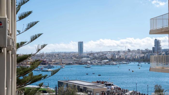 Sliema 4Bed Stay with Balconies & Sea Views