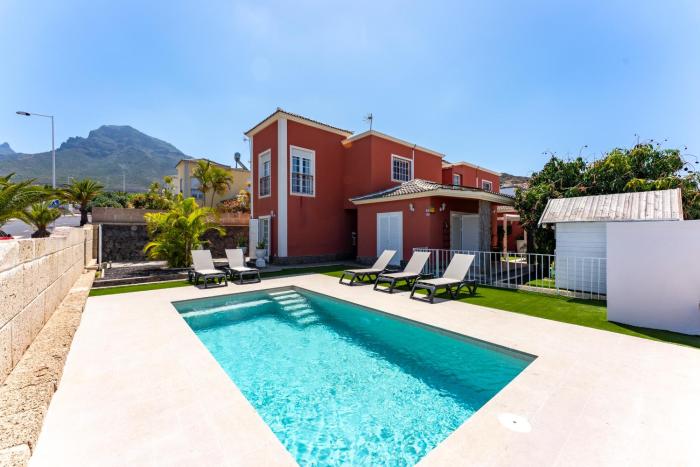 Maronata Villa with pool and childrens playhouse