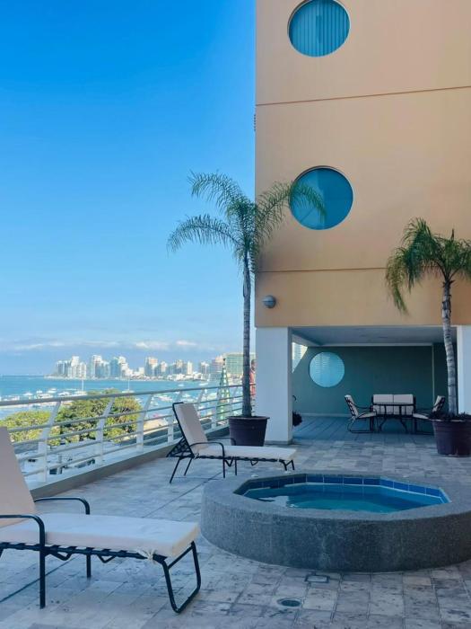 Vista al mar piscina y jacuzzi