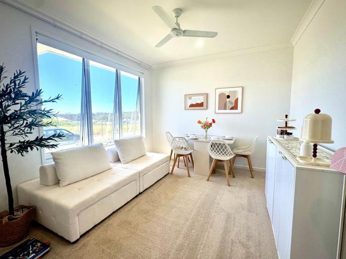 Forest Lake Private Entry Brand New 1 Bedroom 1 Living room
