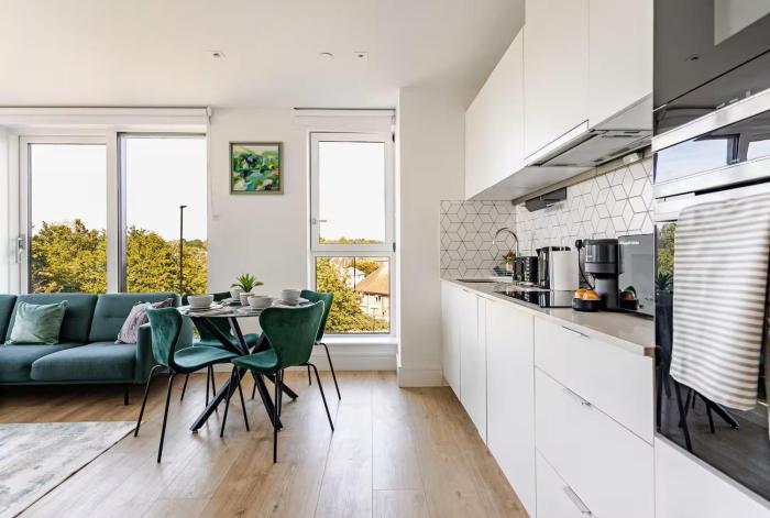 Olive Unit Wimbledon - 2BR Deluxe Apartment with Gym, Cinema, Work Area & Games Room
