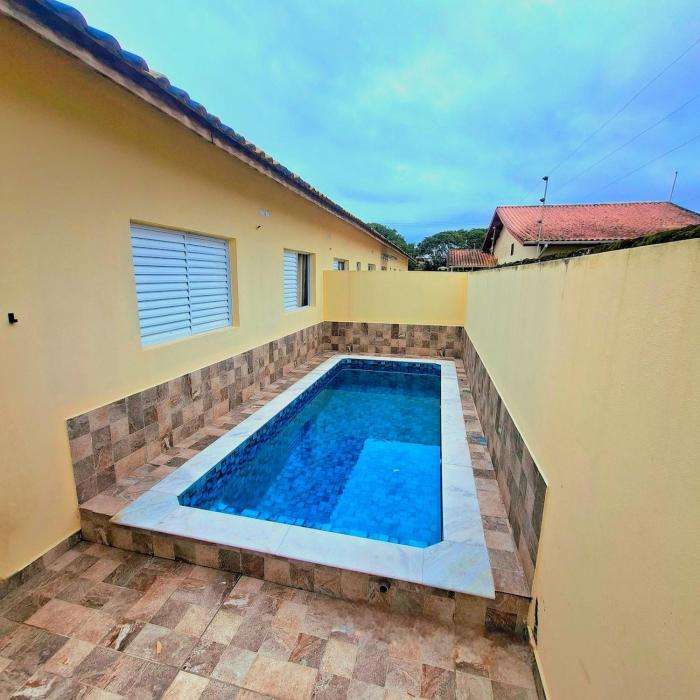 Casa térrea completa com piscina, 5min da praia à pé