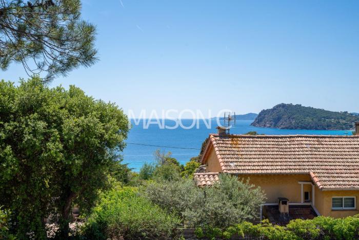 Sea View Apartment A Short Walk To