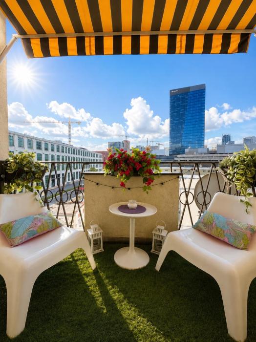 Bright Central 2BR Business & City Stay - Nivy - Balcony - Fast WiFi