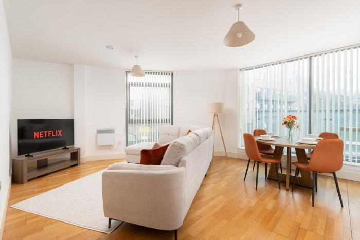 Chic 2 Bed Apartment with Private Terrace by BOLD Apartments
