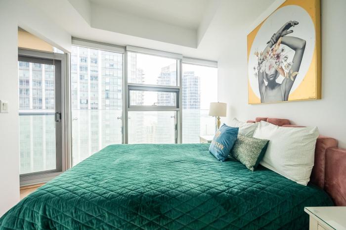 Gorgeous 2 Bedroom 2 Bath Condo in the Heart of Downtown