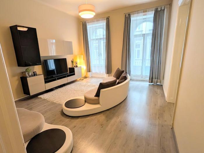 Modern Elegance With Classic Charm 2BR-AC-balcony
