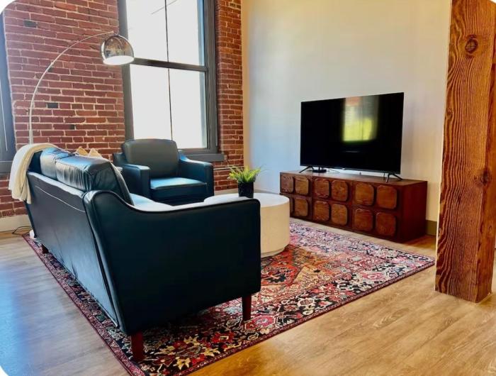Brick and Bed - Riverfront Loft, City Views H301