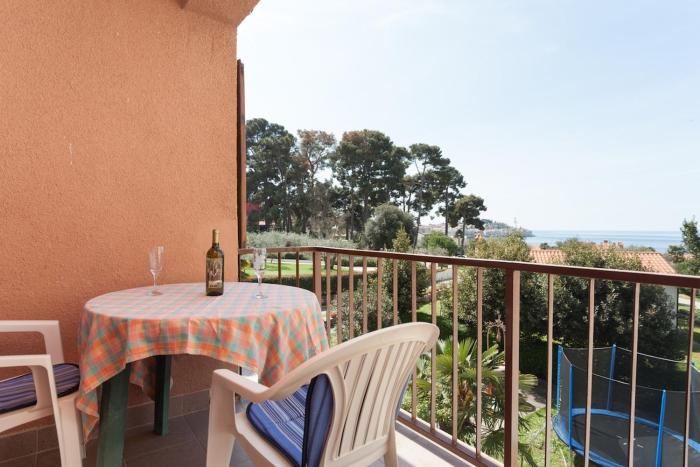 Unit 2 Sea View 2-Bedroom Apt, Free Parking
