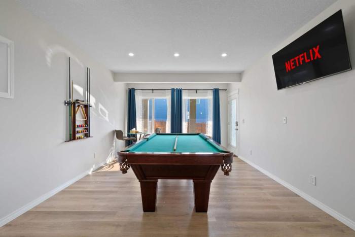 Spacious 5BR, Hot Tub and Pool Table - Sleeps 16