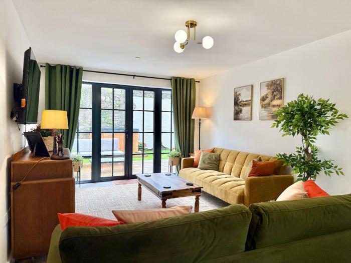 4 Bed Luxury Stay,Hot tub,Sleeps 9,Private Parking