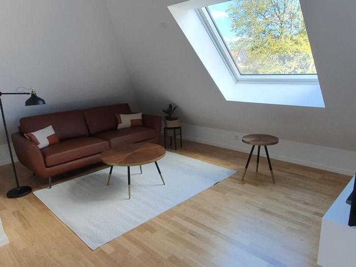Moderne Dachgeschosswohnung in exklusiver Villa