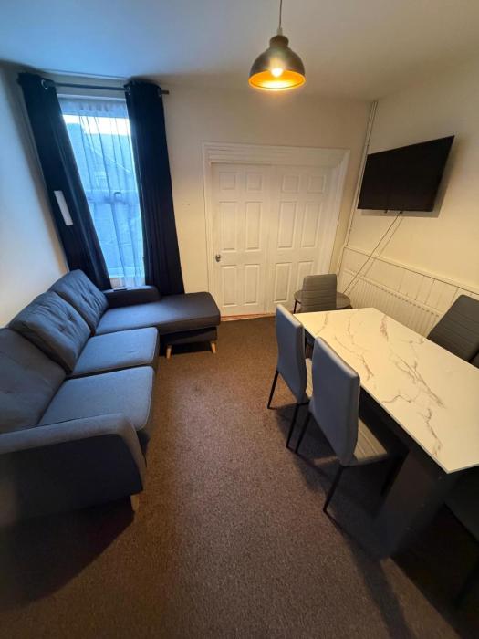 NEW! 3BR House , hosted by RooME Stays near City Centre with free parking