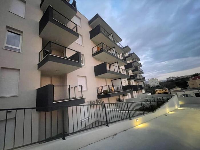 Exclusive White Apartment Tiy