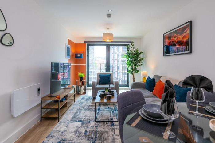 2BR Home in Liverpool 2 Bath and Free Parking-Balcony