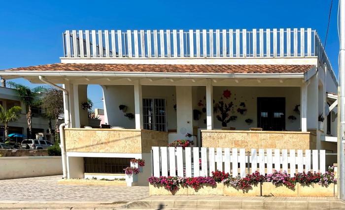 6 Ensuite Rooms, 100m from the Beach