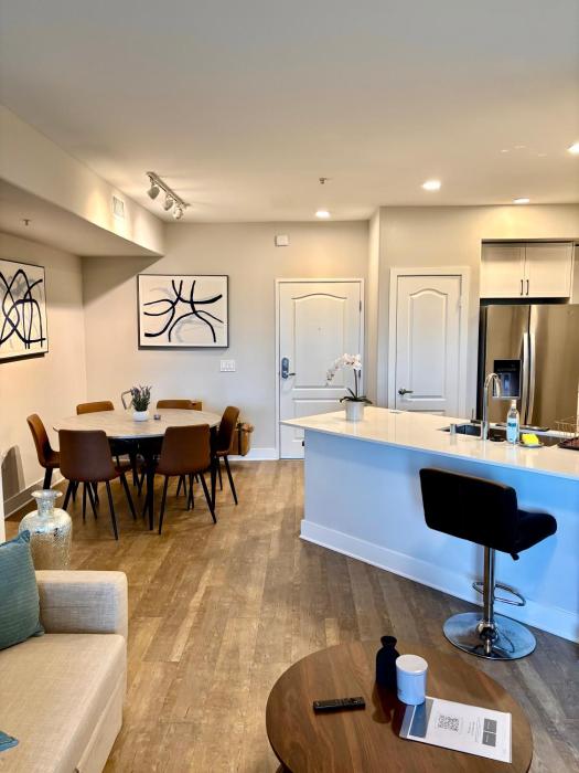 Beautiful 2BR 2BA on Wilshire Blvd - 10 min to Beverly Hills - Walking distance to Cafes and Restaurants