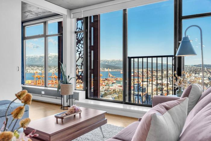 Water Views, 40th Floor Sub-Penthouse! Entire Condo in the heart of Vancouver City Centre
