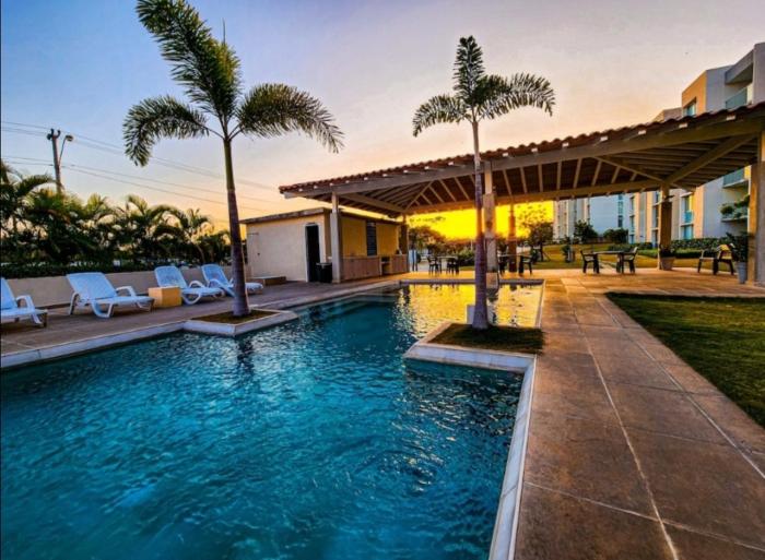 Relax Terrace Condo Near Coronado Beaches