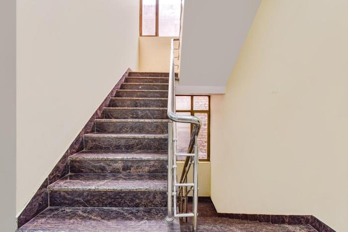 FabHotel Padmawati Palace - Nirman Vihar