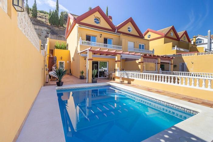 Sunshine House with Private Pool - Walk to the Beach