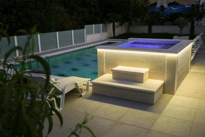 Lux apartment Sara with heated pool and jacuzzi