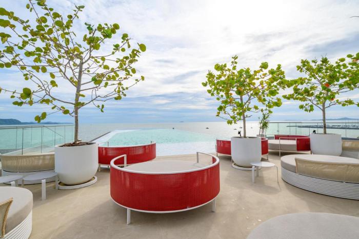Beachfront 1BDR Condo (PE24)
