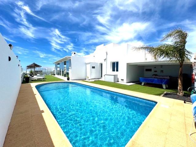 Costa Teguise 3 bed villa with sea view on the golf estate