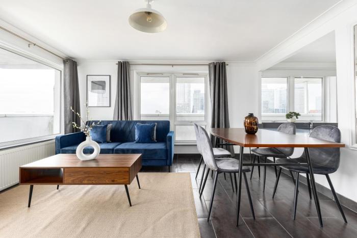 21st Floor Canary Wharf Gem with Private Balcony