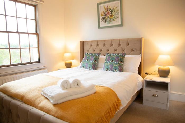 Honey pot house by Sheppey Stays - Charming 3-Bedroom Maidstone Cottage - Parking for 3 Vehicles - Garden - Ideal for Families & Contractors