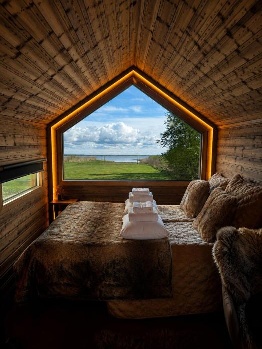 Atmospheric cabin trailer with a sea view