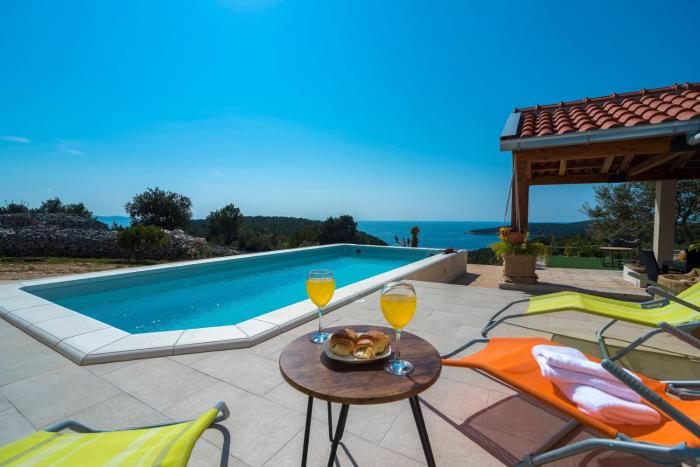 Quiet retreat house with pool garden and sea view
