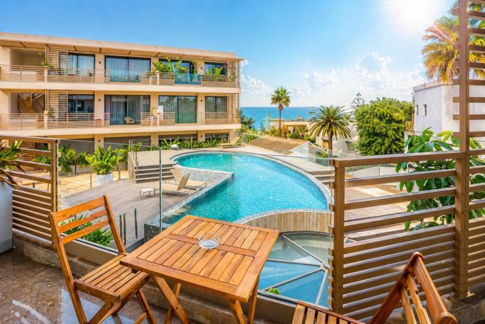 The Iconic Spot - Pool and Sea View