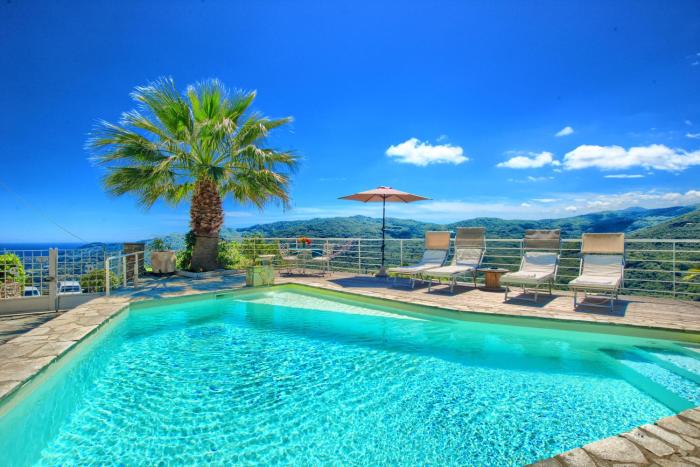 Villa con Piscina, Ac nelle 2 camere da letto, Palestra e vista su mare e monti