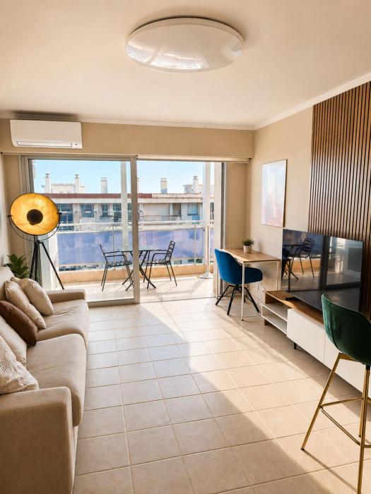 Joli studio avec balcon, centre de Cannes, 5 mn à pieds de la plage et du Palais des festivals