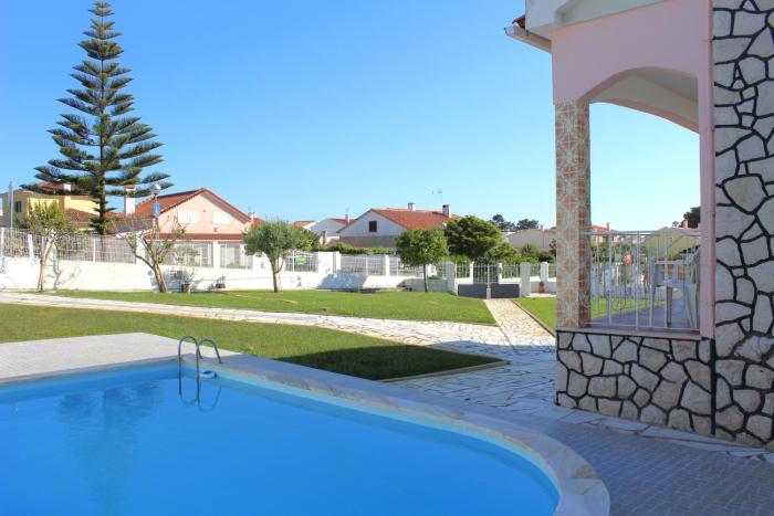 Seriz Beach House - Family Villa with Pool, BBQ & Garden Near the Beach