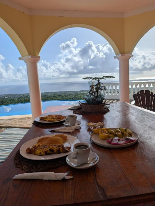El Castillo Tropical Cabrera