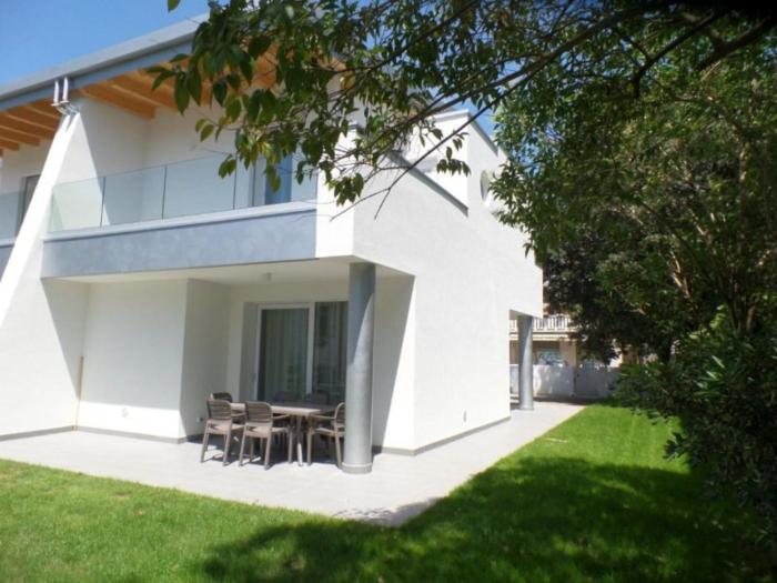 Villa with a private garden just a short walk from the sea